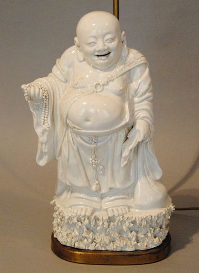 null STATUETTE en porcelaine blanc de Chine, représentant le Buddhai Milefo, debout...