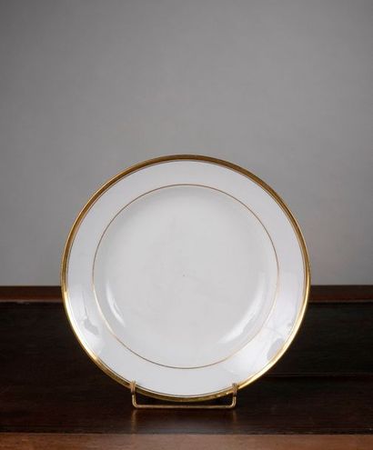 null SERVICE DE TABLE en porcelaine blanche à filet doré comprenant une soupière,...