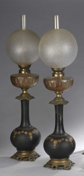 null PAIRE DE LAMPES À PÉTROLE de forme balustre, en porcelaine à décor partiellement...