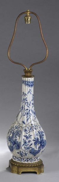 null VASE de forme balustre godronné, en faïence à décor bleu de fleurs sur fond...