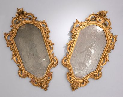 null PAIRE DE MIROIRS de forme mouvementée en bois doré, mouluré et sculpté d'un...