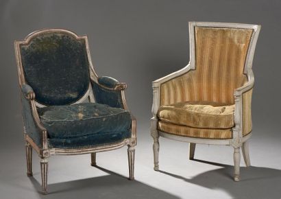 null PAIRE DE FAUTEUILS et BERGÈRE à dossier cintré en bois relaqué gris mouluré...