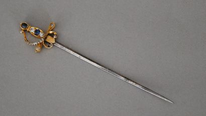 null ÉPINGLE en or et acier 18K 750‰, en forme d'épée dont la poignée est sertie...