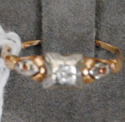 null BAGUE en or trois tons 18K 750‰, sertie d'un diamant de taille brillant.
(Usures).
Taille...