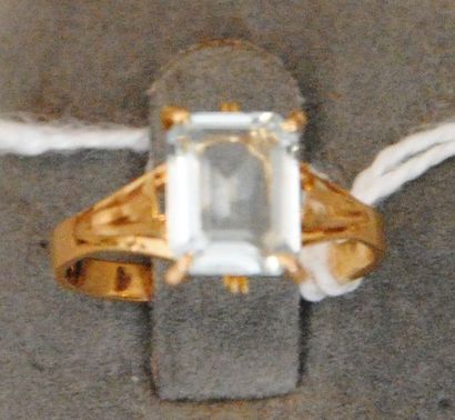 null BAGUE en or jaune 18K 750‰, sertie d'une aigue-marine rectangulaire taillée...