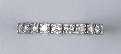 null ALLIANCE «américaine» en or gris 18K 750‰, sertie de 22 diamants de taille brillant.
Poids...
