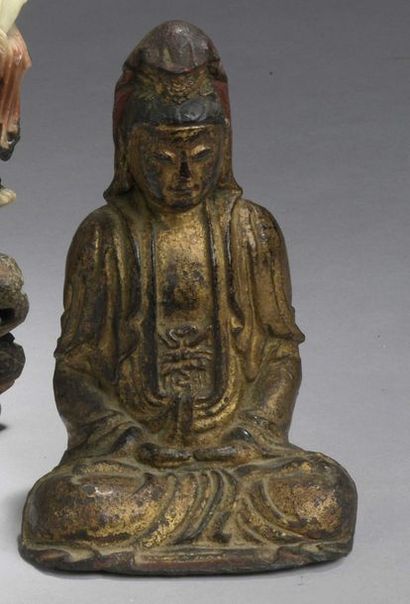 null STATUETTE en bronze laqué, représentant Guanyin assise en méditation.
Chine,...