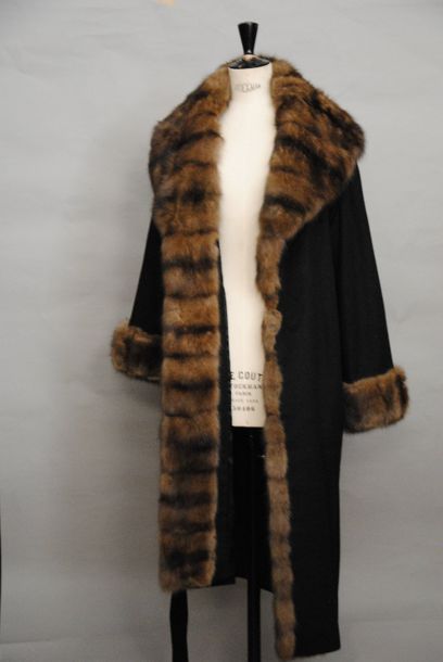 null Un manteau en lainage noir et parements en zibeline, Yves Salomon