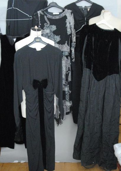 null Un lot de 7 robes noires en crêpe, mousseline, velours soie et ottoman dont...