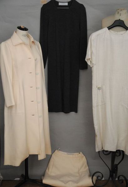 null Un lot : 1 robe en lin écru Givenchy Boutique, T38, 1 robe en laine gris anthracite,...