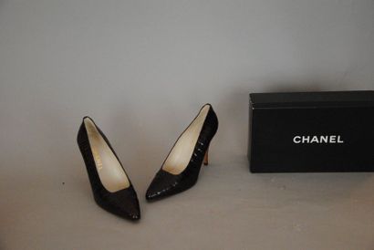 null Chanel : escarpins en veau vernis façon croco marron, taille 8, housse et boîte...