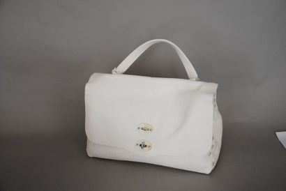 null ZANELLATO 



Sac en cuir grainé blanc avec bandoulière, l:35cm, H:28cm