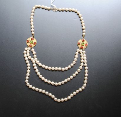 Chanel : sautoir en perles nacrés et plaques...