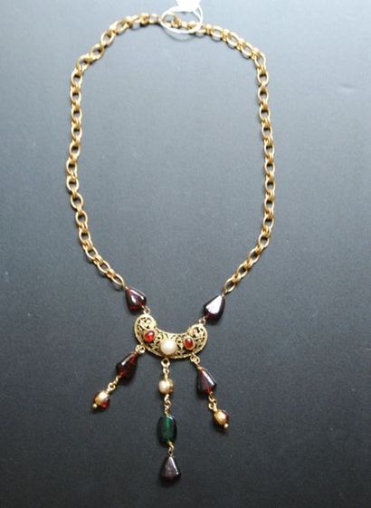 Chanel : collier chaîne dorée, décors filigrane...