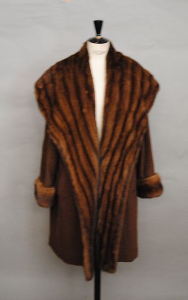 null Un manteau en lainage marron, garniture en vison Guy Laroche Fourrures

80/...