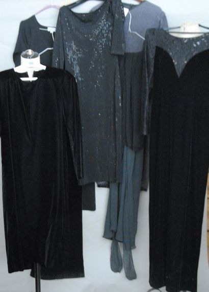 null Un lot de 6 robes en velours, maille, dentelle et mousseline dans les tons noir...