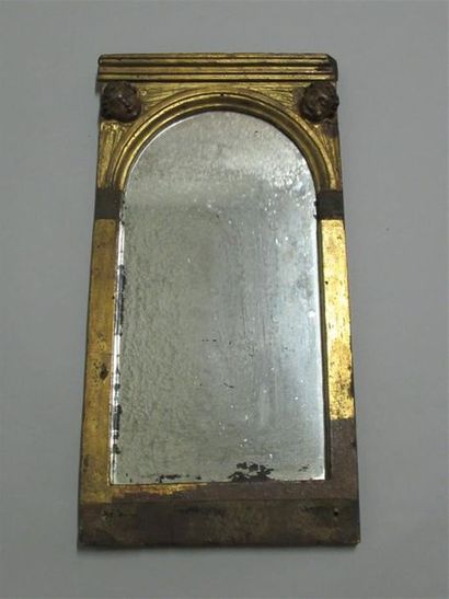 null Partie de retable transformé en miroir en bois sculpté, doré et peint polychrome...