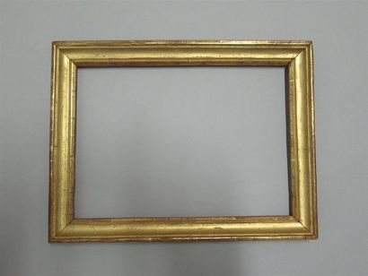 null *Baguette en bois mouluré, doré.

Epoque Louis XVI.

16.5 X 22.5 cm - Profil...