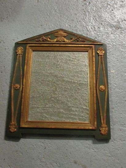 null Miroir en bois sculpté, doré et peint vert à fronton triangulaire à décor de...