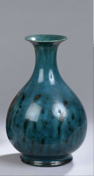 null Chine

Vase de forme balustre en porcelaine à fond bleu turquoise.

XIXème siècle....