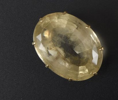 null Une importante broche en or jaune (18K, 750‰), ornée d’une citrine ovale taillée...