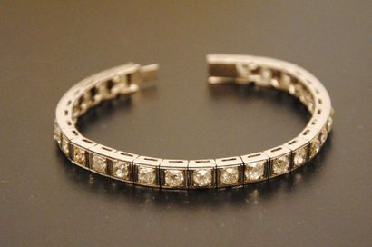 null Bracelet en or gris 18K 750/1000 articulé composé de maillons sertis de diamants...
