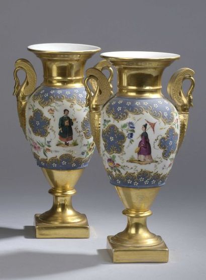 null Paris

Paire de vases de forme balustre en porcelaine à décor polychrome de...