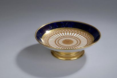 null Sèvres

Compotier rond sur piédouche en porcelaine à décor en or au centre de...