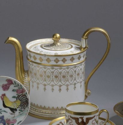 null Sèvres

Théière litron couverte en porcelaine à décor en or de palmettes, entrelacs...