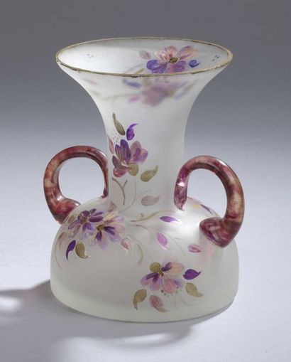 null Petit vase 

en verre sablé et décor polychrome de fleurs, les anses arrondis...