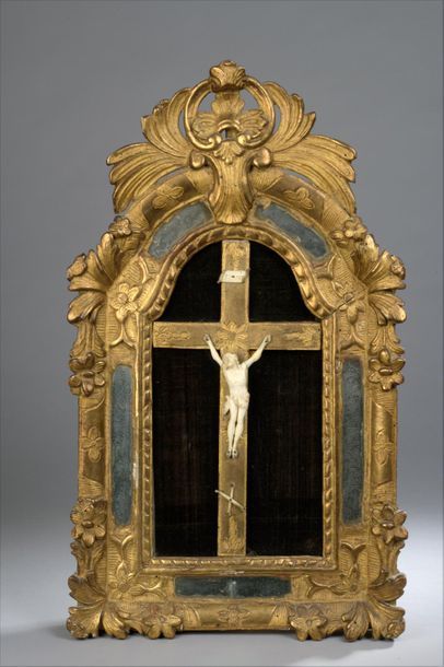 null Crucifix

Il a été fixé dans un cadre à parcloses en bois doré mouluré et sculpté...
