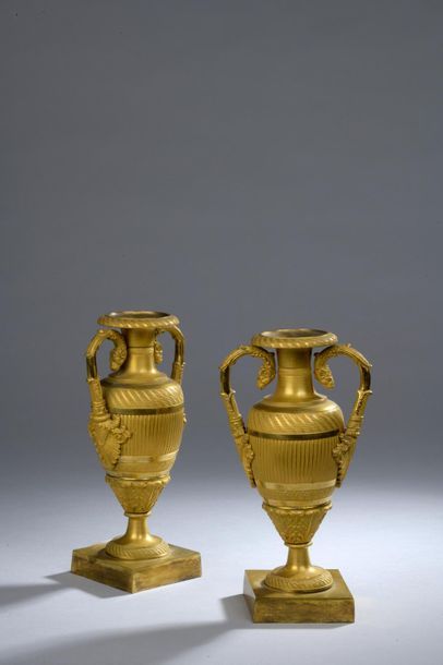 null Paire de vases 

de forme ovoïde en bronze doré, la panse cannelée décorée de...