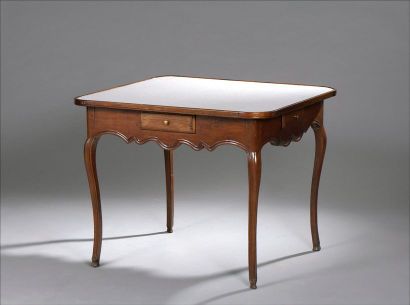 null Table de milieu Louis XV de forme rectangulaire à coins arrondis en bois de...