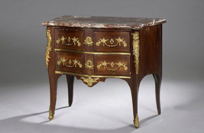 null Commode

de forme galbée en placage d'amarante, elle ouvre à trois tiroirs sur...