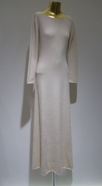 null STROKE 

Robe longue en cachemire sable 

Taille 40 

Prix de vente boutique...