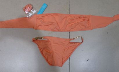 null MELISSA ODABASH 

6 maillots de bain, 2 pièces, orange 

Tailles diverses 

Prix...