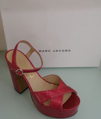 null MARC JACOB 

Paire de chaussures roses 

Taille 39 

Prix de vente boutique...