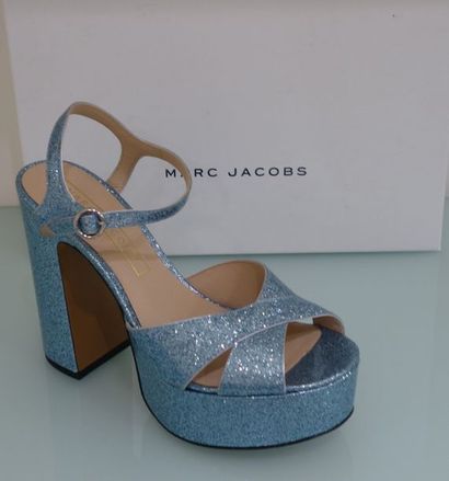null MARC JACOB

Paire de chaussures bleu irisé

Taille 38 

Prix de vente boutique...