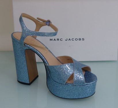 null MARC JACOB 

Paire de chaussure bleu irisé

Taille 39 

Prix de vente boutique...