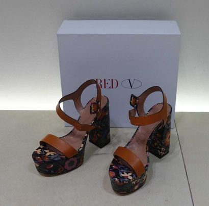 null RED V (VERO CCUIO) 

Paire de sandales à talons multicolores 

Taille 37,5 

Prix...