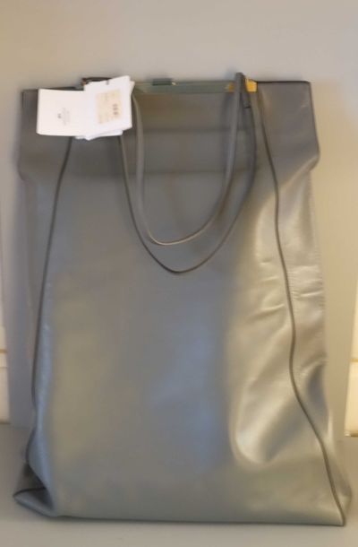 null CELINE 

Sac cabas clasp en veau gris doublé d'agneau noir, 

H:60cm X 42cm...