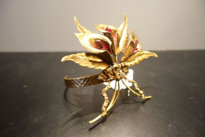 null RODARTE 

Bracelet métal fleurs, 3 pierres rouges 

Prix de vente boutique ...