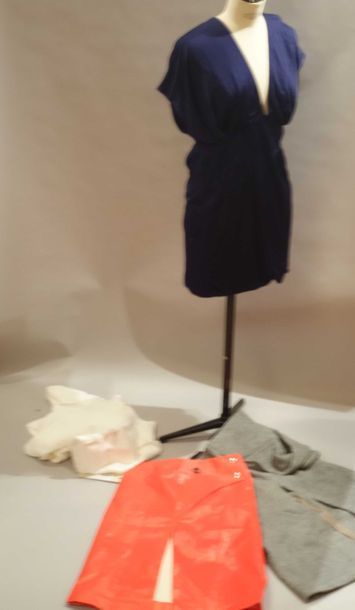 null Lot : Jupe en toile cirée orange JEAN-PAUL LESPAGNARD, T.38, jupe en laine gris...