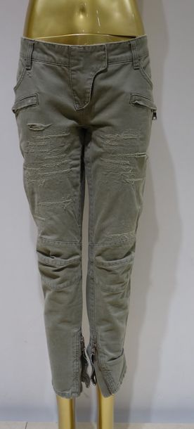  BALMAIN 
Pantalon vert kaki 
Taille 40 
prix de vente boutique 5000 euros