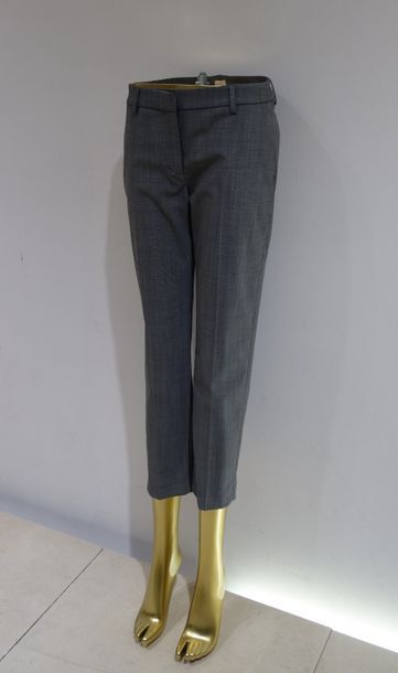 null TRUE ROYAL 

Pantalon 7/8 en laine gris 

Taille 44 

Prix de vente boutique...