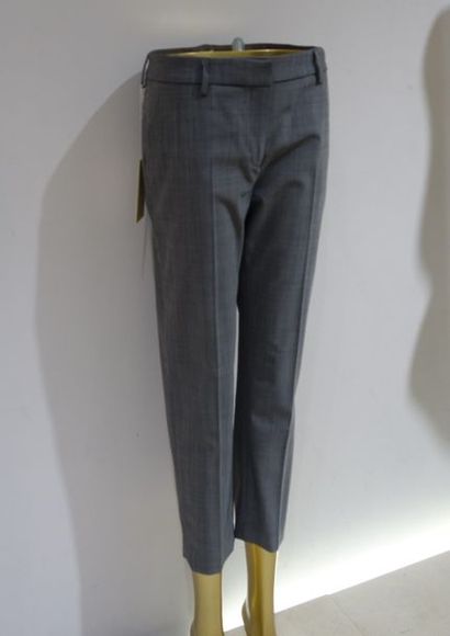 null TRUE ROYAL 

Pantalon 7/8 en laine gris 

Taille 46 

Prix de vente boutique...