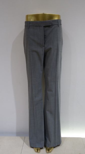 null TRUE ROYAL 

Pantalon en laine gris 

Taille 44 

Prix de vente boutique 550...