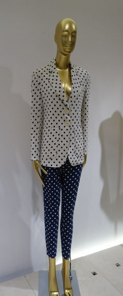 null TRUE ROYAL

Veste blanche à pois bleuesTaille 42 et pantalon 7/8 bleu à pois...