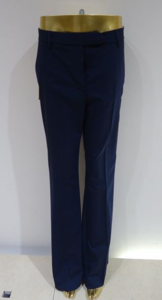 null TRUE ROYAL

Pantalon Taille haute bleu marine 

Taille 44 

Prix de vente boutique...