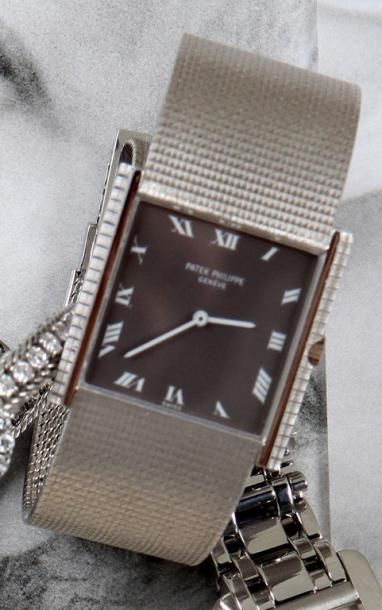 PATEK PHILIPPE Montre bracelet d'homme en or gris, la montre de forme carrée, mouvement...